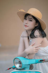 草帽美女凝视镜头特写