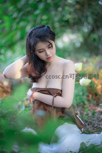 绿荫下棕衣少女低头沉思写真