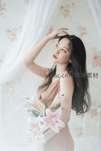 手捧百合花的柔美新娘造型