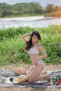 河畔微风：白衣佳人午后惬意时光