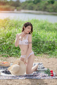 花间倩影：湖边白衣少女回眸一笑