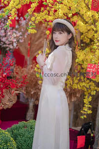 新春花海：白裙女子手持折扇迎春