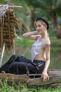 水乡风情：黑帽女子木舟静坐写真