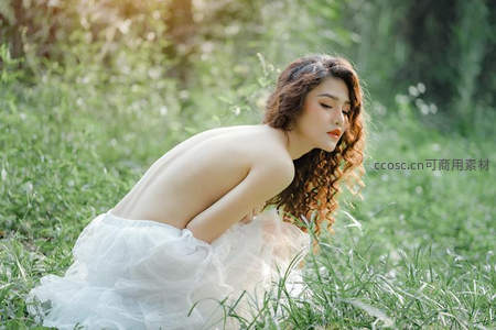 草地上的白色纱裙少女