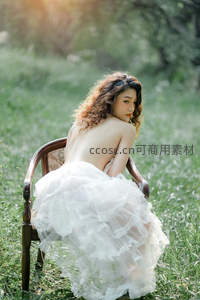 花园椅上回眸的浪漫倩影