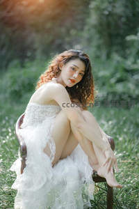 林间椅上沉思的白衣美人