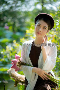 林间采莲女轻抚脸颊望远方