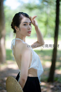 林间回眸，白衣女子优雅侧影