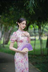 旗袍美人轻抚领口执扇凝望