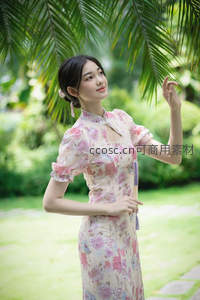 棕榈叶下花裙少女仰望微笑