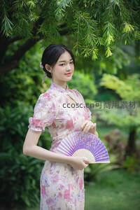 花间旗袍少女手持紫扇微笑