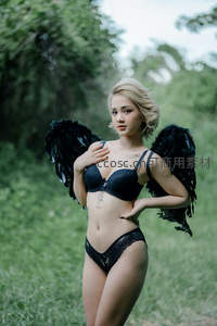黑翼天使林间性感内衣写真