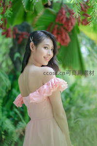 粉裙少女回眸一笑花丛中