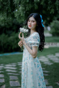 蓝花少女手持白郁金香回眸