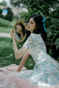 复古镜中少女凝视自我倒影