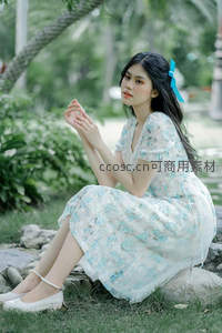 园林石畔少女托腮凝望远方