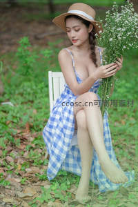 戴草帽女子坐白椅捧花享受林间时光