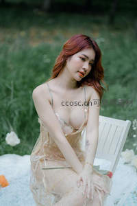 红发少女林间优雅写真