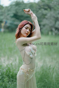 草地上舞动的红发女子