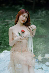 持玫瑰少女户外写真