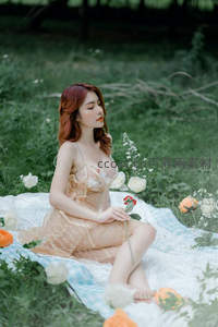 野餐垫上的花漾少女