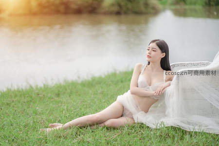 湖畔白衣女子静思时刻