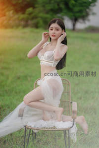 藤椅上的白纱少女，草地间优雅回眸