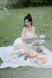 草坪野餐少女，花果相伴笑容甜美