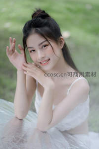 绿意盎然中微笑的白衣少女