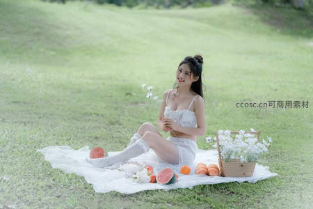 草坪野餐时光的惬意少女