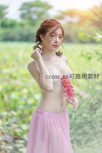 粉纱裙与红花映衬的柔美瞬间