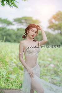 荷塘畔轻抚秀发的仙气少女