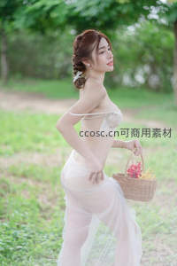 手提花篮的田园少女