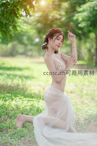 草地跪姿的阳光女神