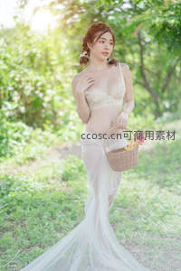 花篮相伴的林中仙子