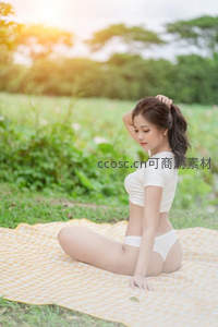 绿野仙踪中的白衣少女静享午后阳光