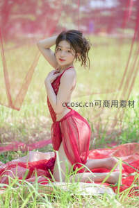 红纱飘逸中少女回眸绽放迷人微笑