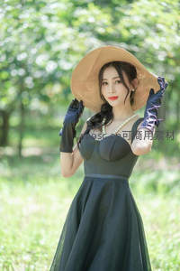 优雅名媛戴宽檐帽林间漫步显高贵气质