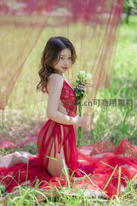 红纱少女草地持花回眸