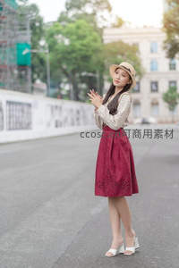 街头红裙女郎优雅伫立