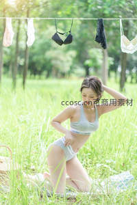 绿野中灰内衣少女整理衣角