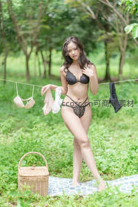 黑蕾丝内衣女郎林间晾衣