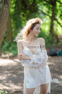 林间白衣女子微笑凝望自然