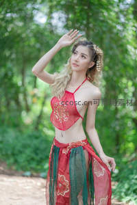 红绿舞衣女子林中抬手遮阳