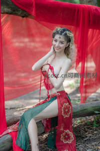 红纱帐下女子坐木微笑