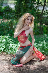 绿野仙踪中，红衣舞者轻抚芳华