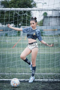 蓝衣少女倚门抬腿展风采