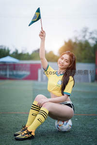 足球宝贝挥舞巴西国旗，活力四射