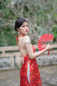 红裙美女持扇回望，古典风情