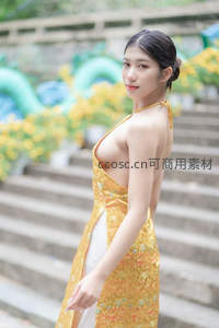 金裙少女拾阶而上，明媚如春